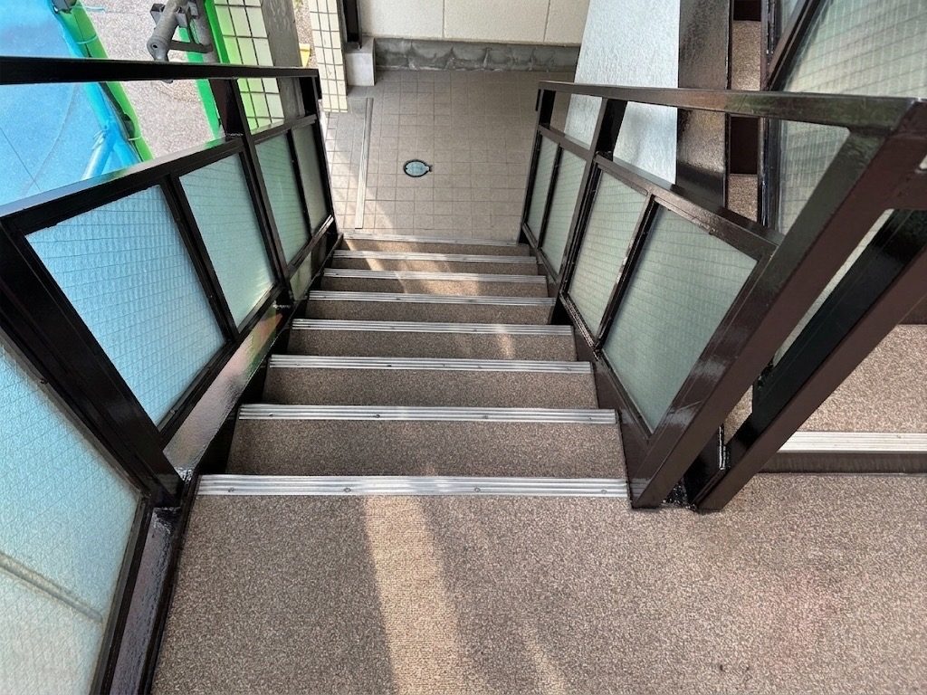 外壁塗装｜階段手すり（黒）塗装